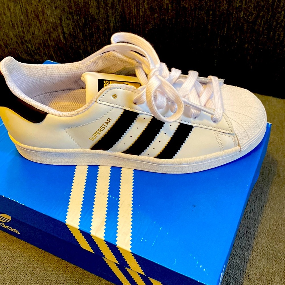 Adidas size 4 youth brand new